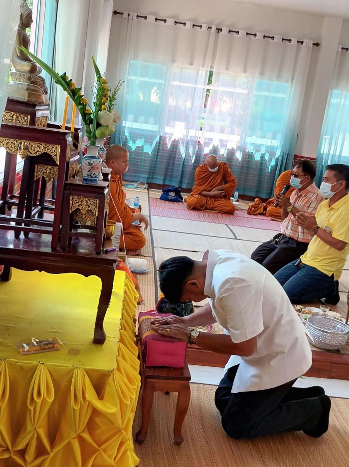 ร่วมทำบุญตักบาตร ถวายภัตตาหารเพลแด่พร...