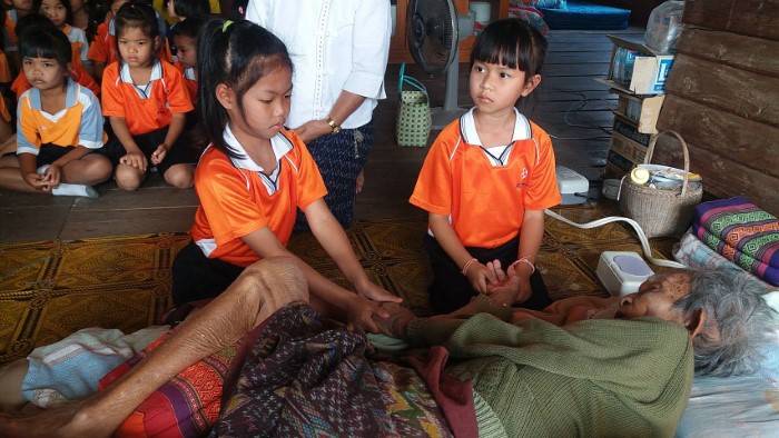 เด็กๆระดับชั้นอนุบาล 3 ร่วมกิจกรรมเด็กไทยยุคใหม่ใส่ใจผู้สูงอายุ ณ บ้านคุณยายเกณฑ์ ผาบุดลา ม.1 เพื่อเยี่ยมยายผู้สูงอายุในตำบลดอนกลาง ร่วมกับโรงพยาบาลส่งเสริมสุขภาพตำบลดอนกลาง
